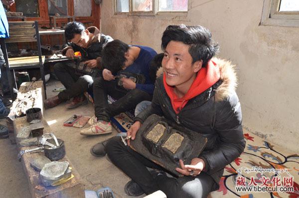 西藏类乌齐金银器加工地位今非昔比 已成瑰宝
