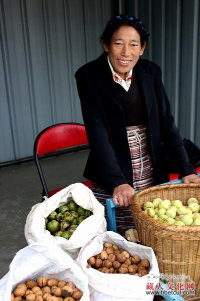 西藏加查县百姓受惠核桃产业：每年每树收入5000元