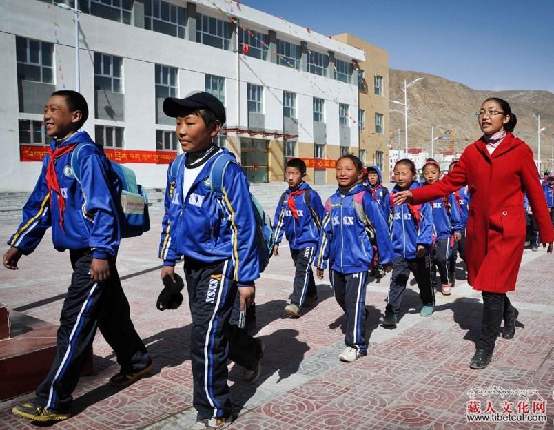 青海玉树地震后两年：最大规模小学第三完小新校舍启用