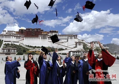 首届藏医师承临床医学专业博士硕士学位授予在拉萨举行