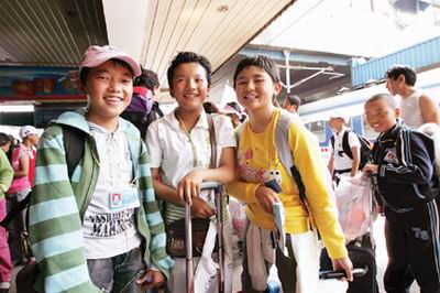 百名藏族新生今天中午抵达上海