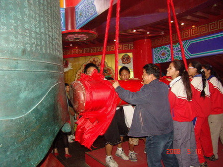 藏族学子情系灾区宝塔撞钟祈福