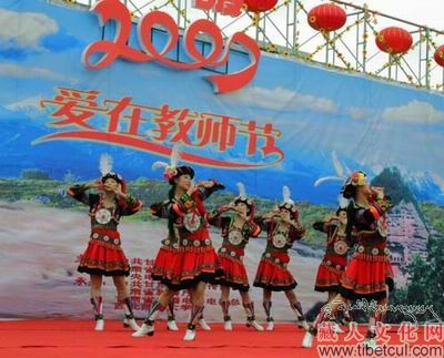 著名藏族歌唱家拉姆措参加《春暖2007——爱在教师节》甘肃分会场大型公益活动