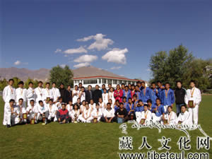 拉萨举行西藏自治区首届大中专院校学生运动会