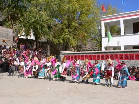 西藏在中小学推广民族特色舞蹈