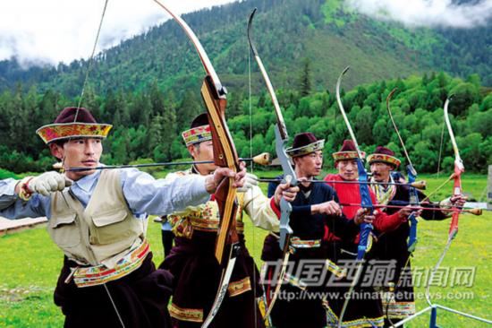 林芝鲁朗镇农牧民表演工布射箭