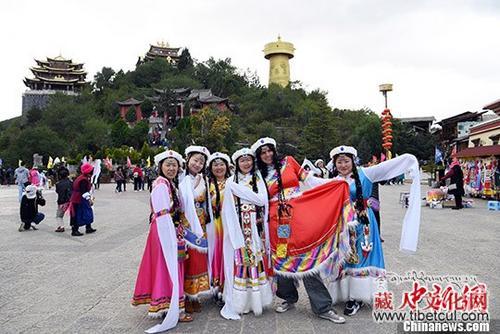游人如织 云南迪庆州香格里拉迎来“双节”旅游热