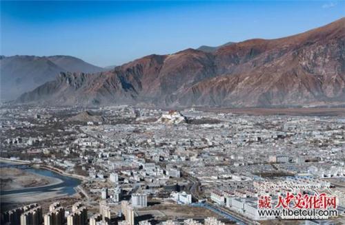 西藏打开高原空中观光模式 直升机带来新鲜体验
