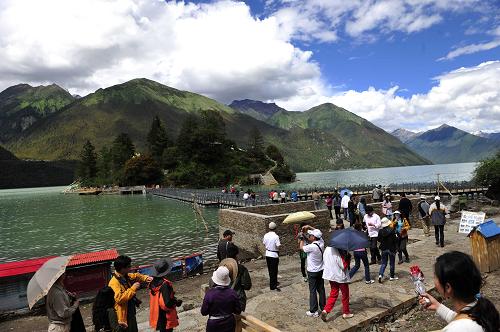 西藏上半年接待国内外游客比上年同期增长20.3%