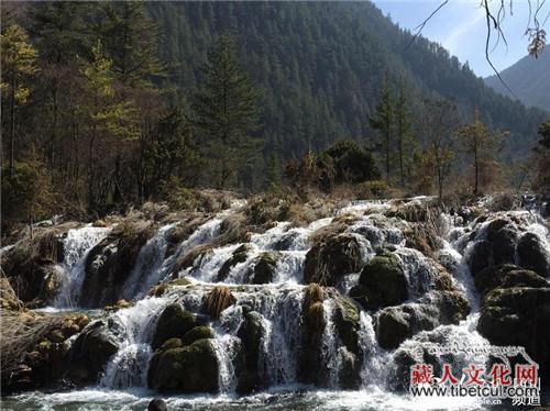 九寨沟震后形成新景双龙瀑布 3月8日后游客可参观