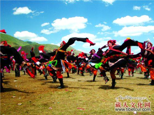 青海玉树走进成都 奔放热情藏族歌舞吸引市民眼球