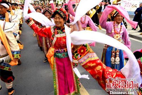 四川理县举办红叶温泉节 倾力打造生态旅游品牌