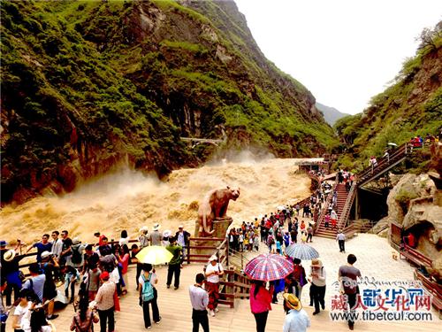 云南香格里拉虎跳峡迎来特大洪流 进入最佳观景期