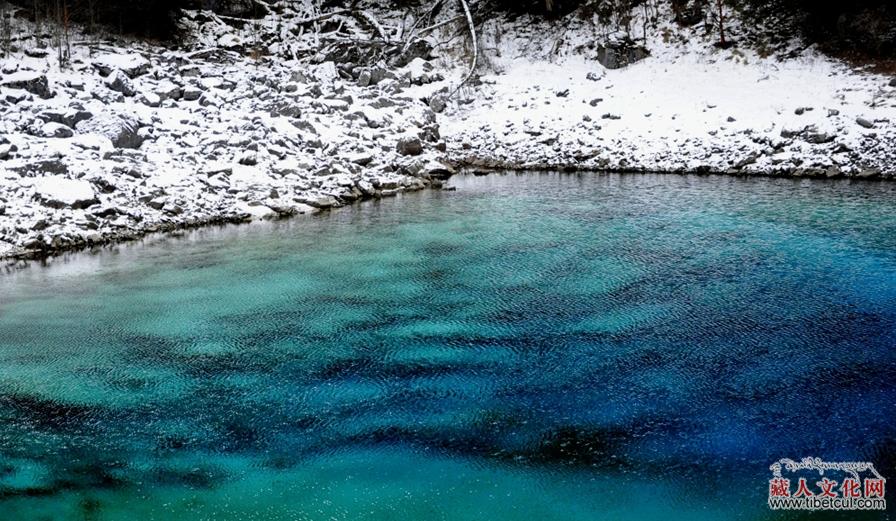冬季九寨沟冰蓝色水世界——湖水终年碧蓝澄澈色彩斑斓