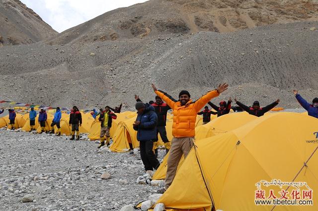 珠峰北侧攀登路线开通 中国22人登山队近日将登顶