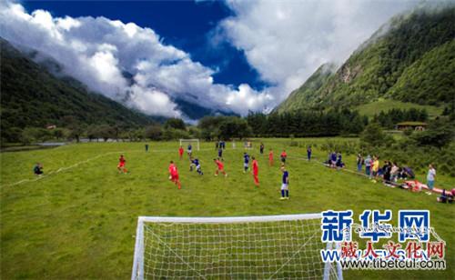 创新的体验 四川阿坝州四姑娘山演高原足球对抗赛