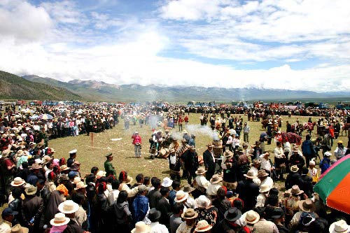西藏当雄举行大型群众赛马活动