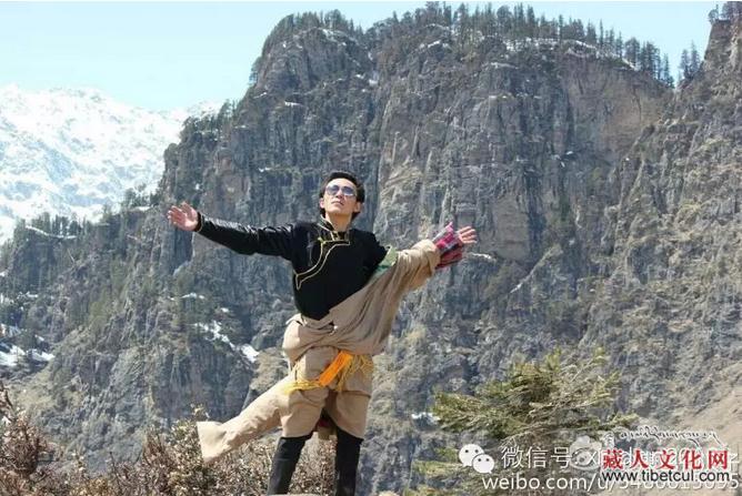 从小酷爱音乐的他,有幸和藏族著名歌手普布朗杰相识,并成为普布朗杰