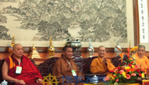 五省区藏传佛教会长研讨班全体学员参拜佛牙舍利