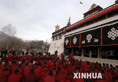 西藏各地寺庙举行新年祈祷法会