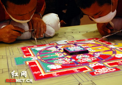 西藏高僧长沙绘制“坛城沙画”