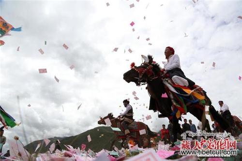 藏族民众骑马祭祀嘎多觉吾神山 祈福国泰民安