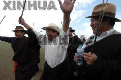 青海海南举行藏族传统射箭比赛