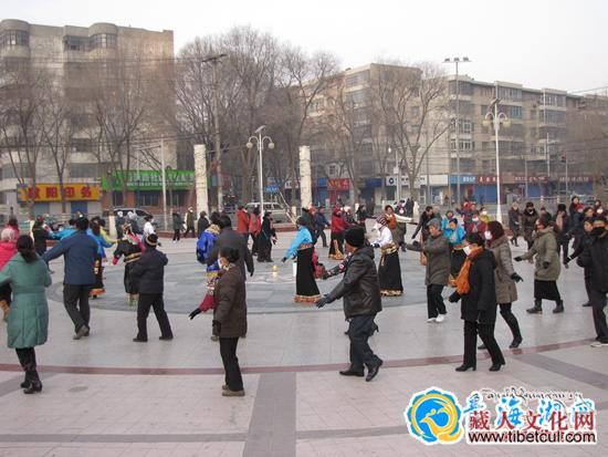 春节过后，青海西宁广场锅庄舞再度舞了起来