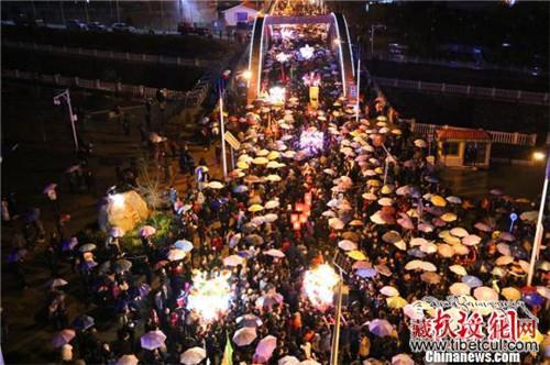 甘肃舟曲县举行“迎婆婆”民俗活动祈福平安顺心