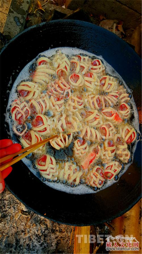 四川甘孜藏族自治州巴塘县农民欢欢喜喜迎新春