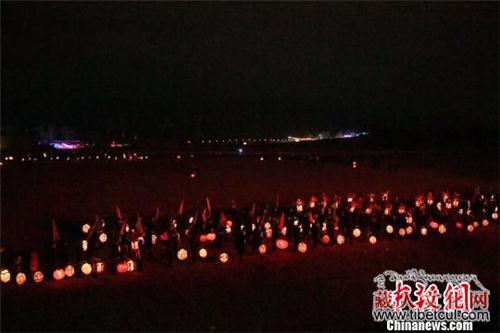 甘肃舟曲“百年转灯”：三百人“背灯踩字”祈福