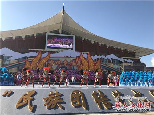 云南迪庆州香格里拉民族团结文化艺术周开幕