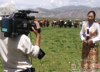 青海藏语电视大型系列新闻报道《多彩的玉树》拍摄完成