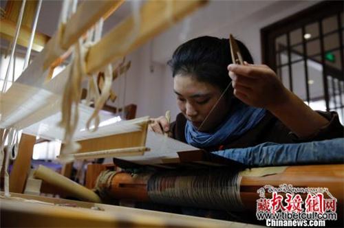 青年唐卡画师在上海金泽古镇“集体毕业”