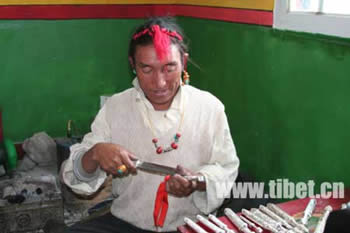 传统藏刀制作技艺亮相珠峰旅游文化节
