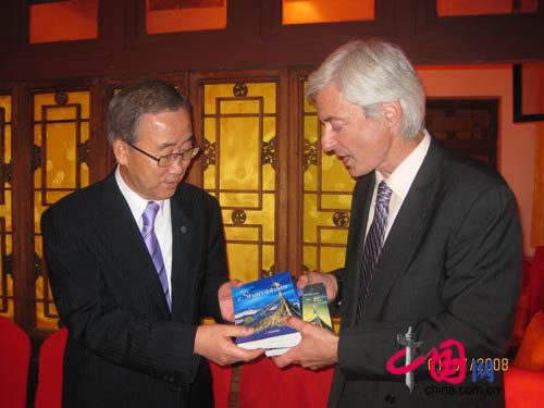 联合国秘书长受赠涉藏文化书籍