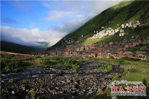 四川金川县阿科里首次发现格萨尔人物彩绘石刻群