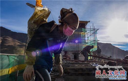 西藏第一座宫殿——雍布拉康进行维修保护