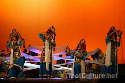 《珠峰彩虹》首演展现藏族民俗