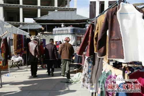 四川甘孜州道孚县：快过年了，百姓忙着买年货