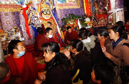 西藏各地欢度藏民族传统节日“白拉姆”节