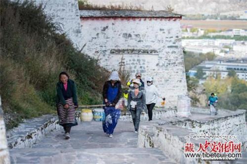 “粉刷季”开始 西藏布达拉宫入冬前“换新装”