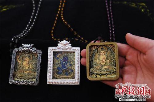 藏族画师兰州创作微型唐卡 笔尖游走毫厘间