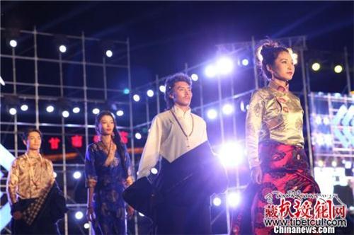“首届藏族模特大赛”举行 展示藏服饰文化魅力
