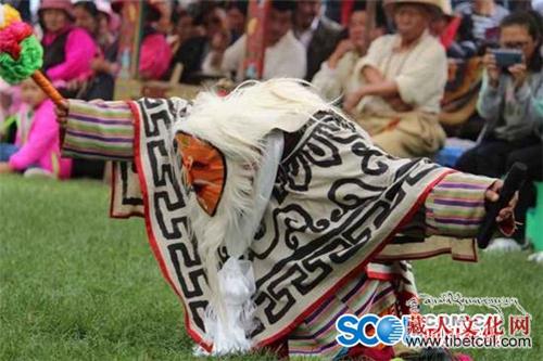 四川甘孜州巴塘县农牧民群众喜迎首届丰收节