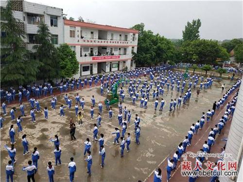 藏族教师带来最炫民族风 自贡乡村学校跳起锅庄舞