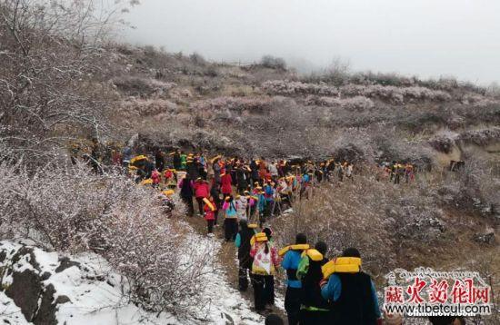 甘肃甘南藏乡小村雪中“晒经” 祈福新年风调雨顺