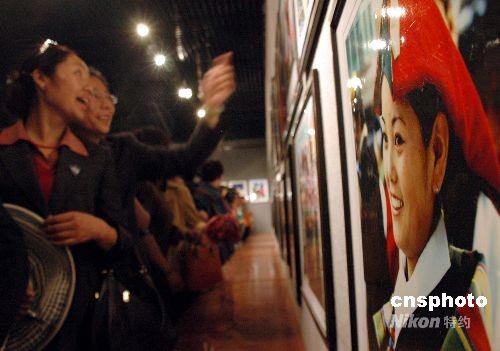 西藏举办首个妇女主题的摄影展