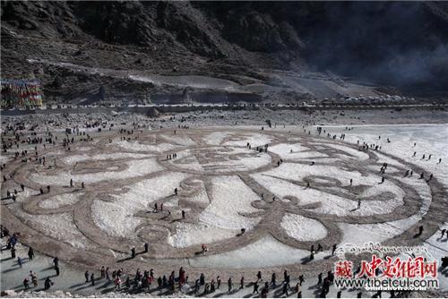 青海藏族民众“沙为墨冰为纸” 通天河上绘祝福