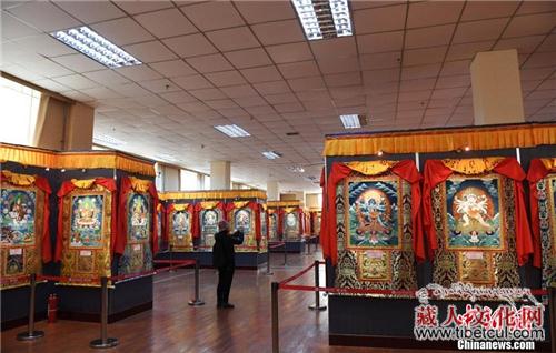 甘肃甘南藏区展出千幅唐卡 展现多彩藏族文化